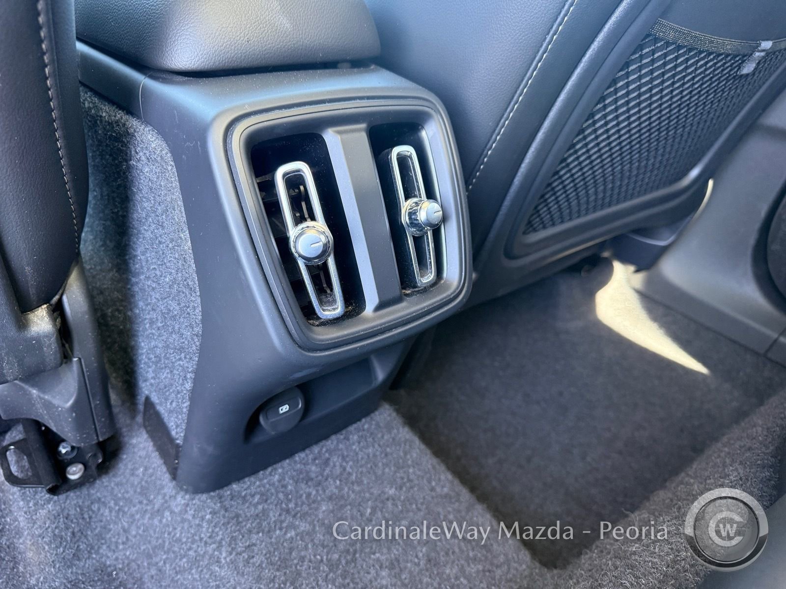 Used 2025 Volvo XC40 B5 Plus image 31