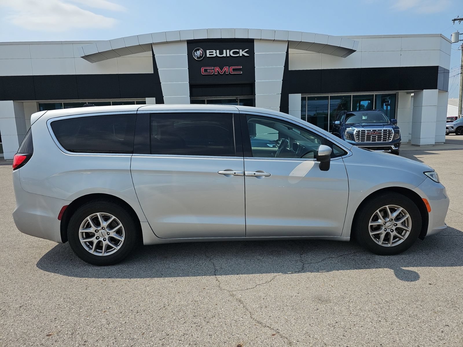 Used 2023 Chrysler Pacifica Touring-L