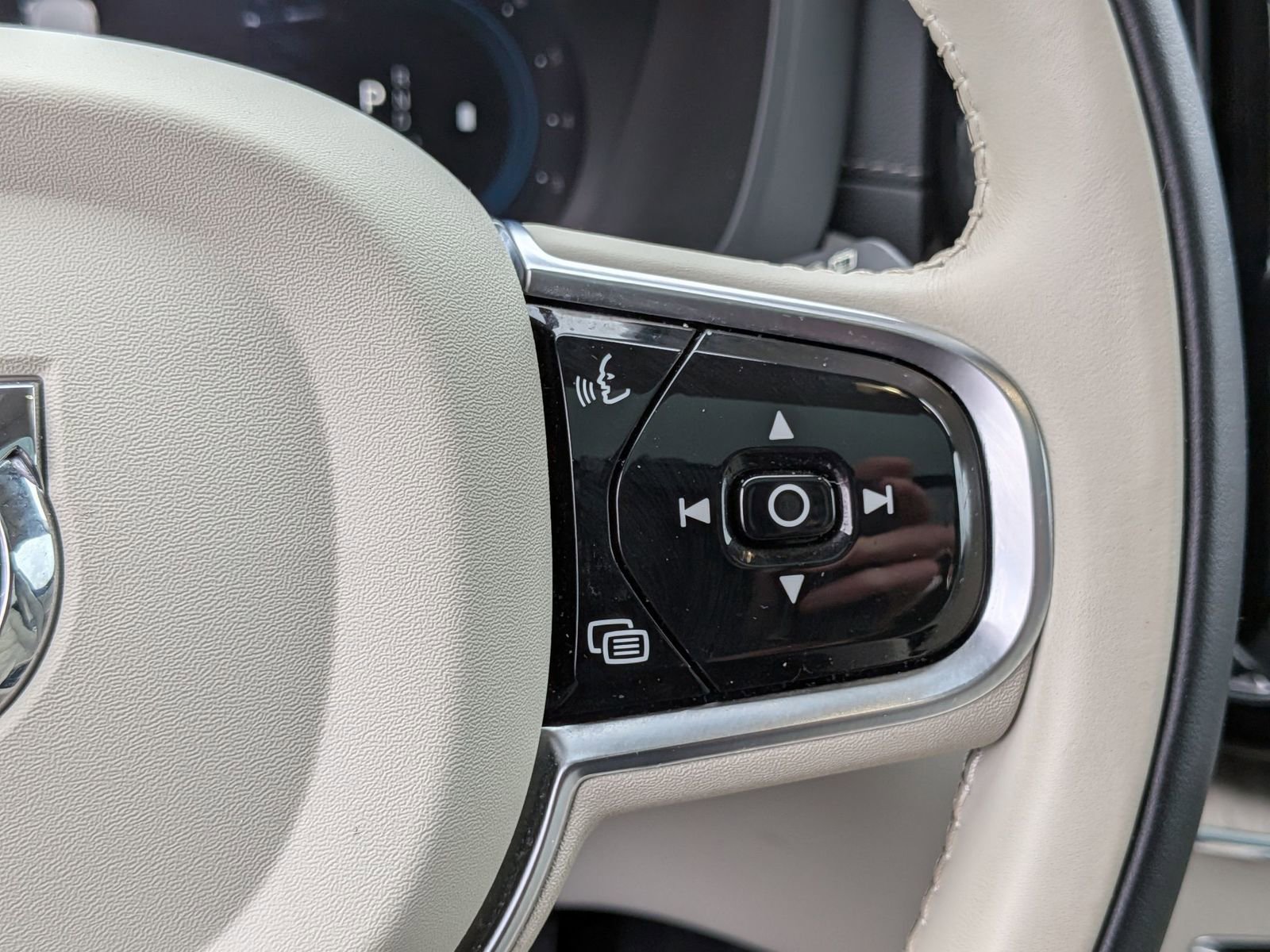 Used 2023 Volvo XC60 B5 Ultimate w/ Climate Package image 19