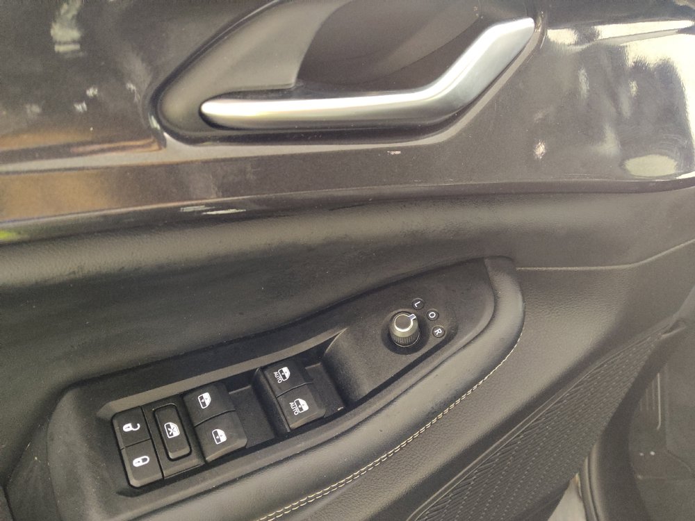 Used 2023 Jeep Grand Cherokee Laredo AWD/4WD image 27