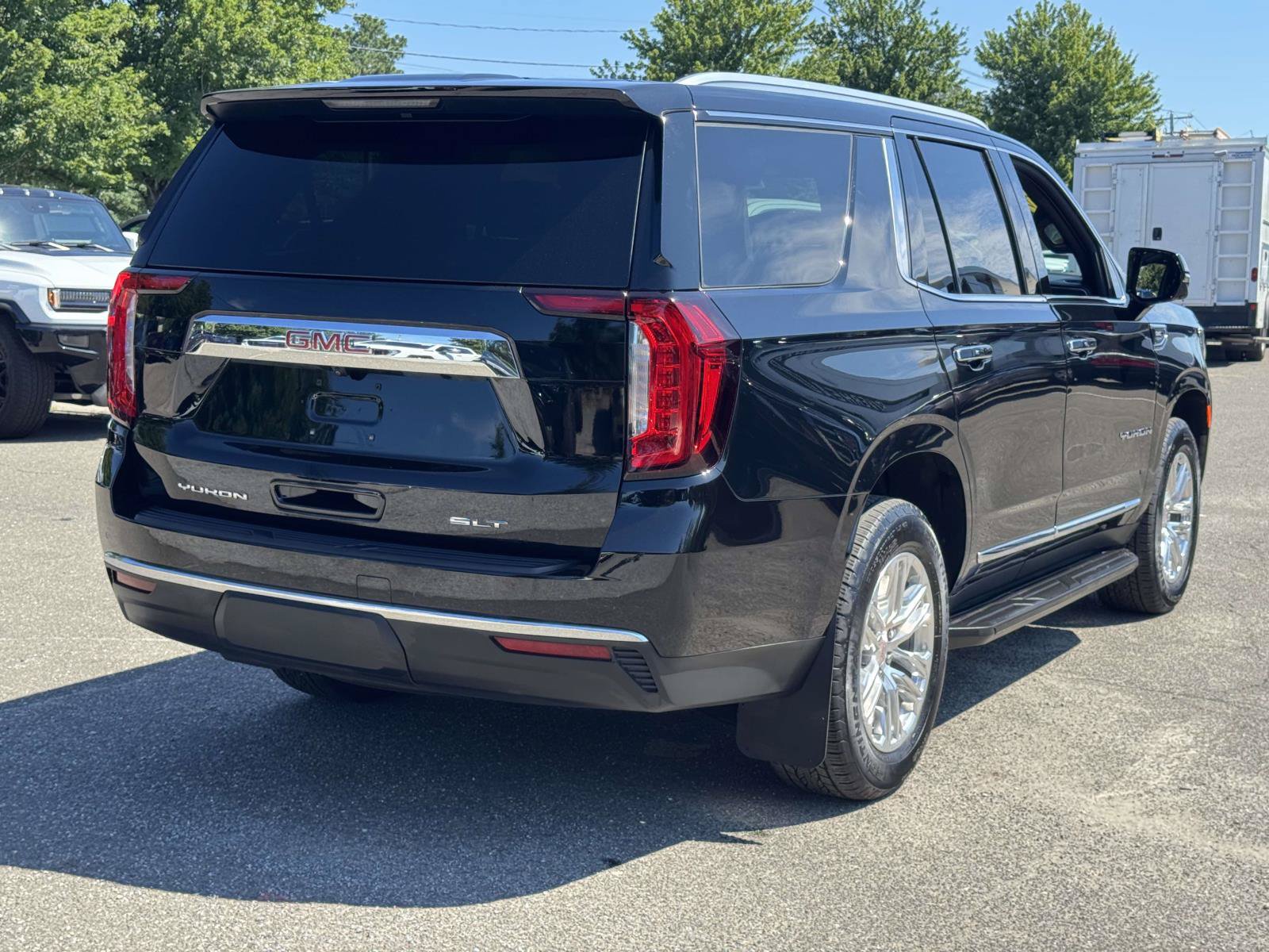 Used 2024 GMC Yukon SLT w/ SLT Luxury Package AWD/4WD image 6