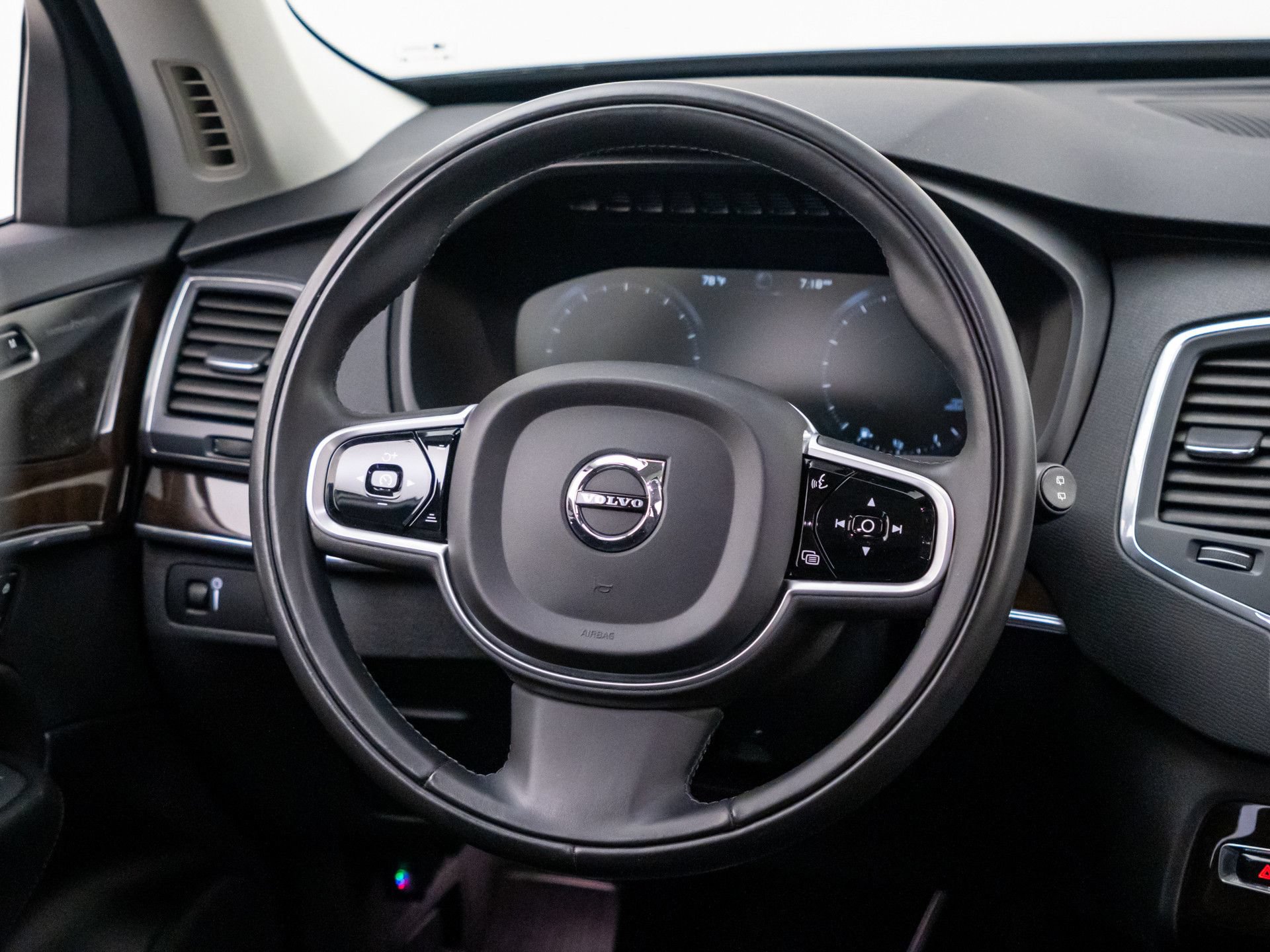 Used 2019 Volvo XC90 T5 Momentum w/ Multimedia Package AWD/4WD image 12