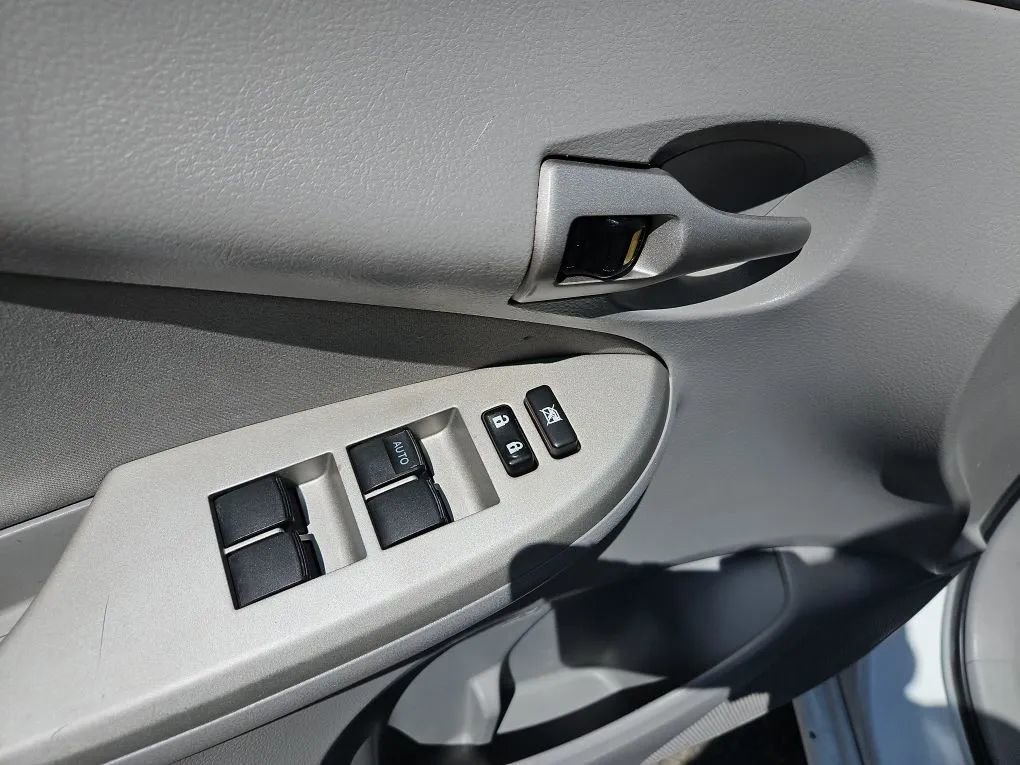 Used 2010 Toyota Corolla LE FWD image 17