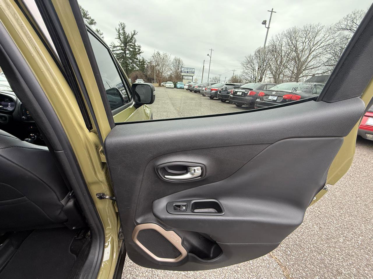 Used 2015 Jeep Renegade Limited FWD image 23