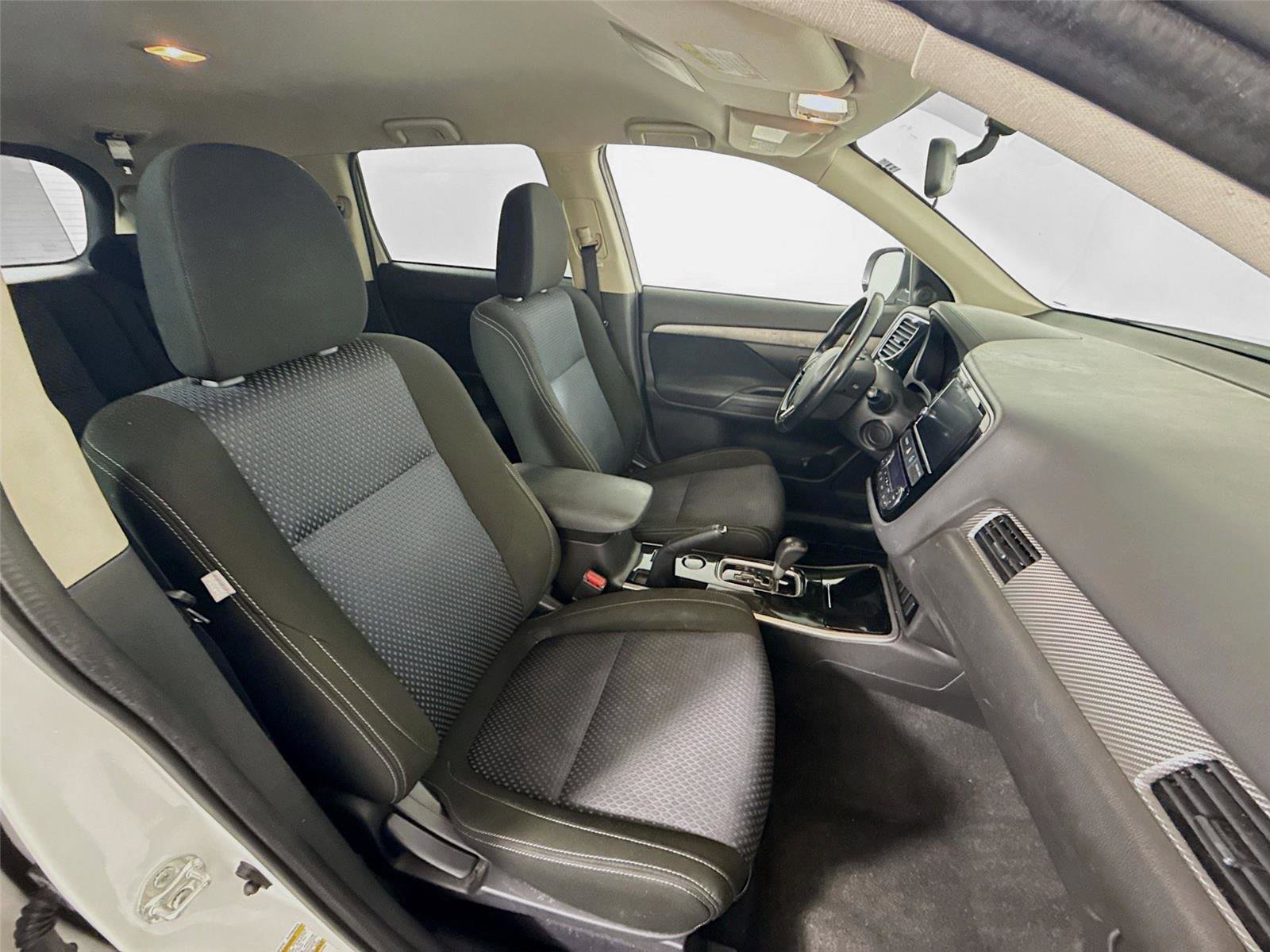 Used 2018 Mitsubishi Outlander SE image 17