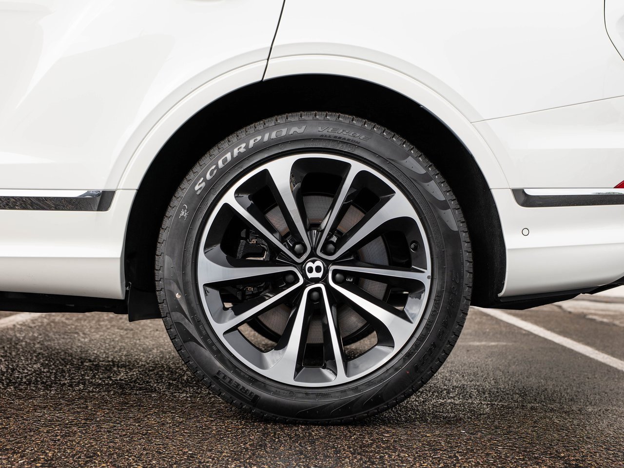 Used 2025 Bentley Bentayga V8 image 38