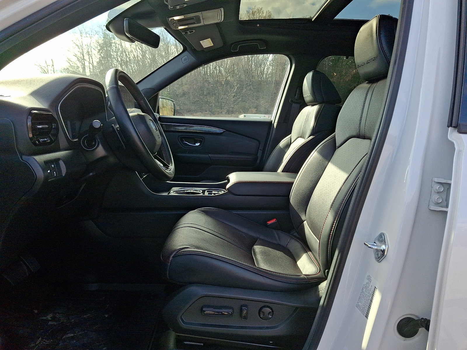 Used 2025 Honda Pilot Black Edition image 13