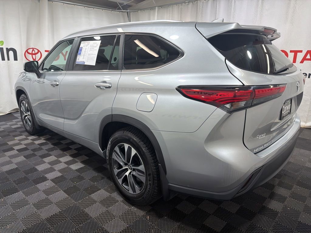 Used 2023 Toyota Highlander XLE image 4