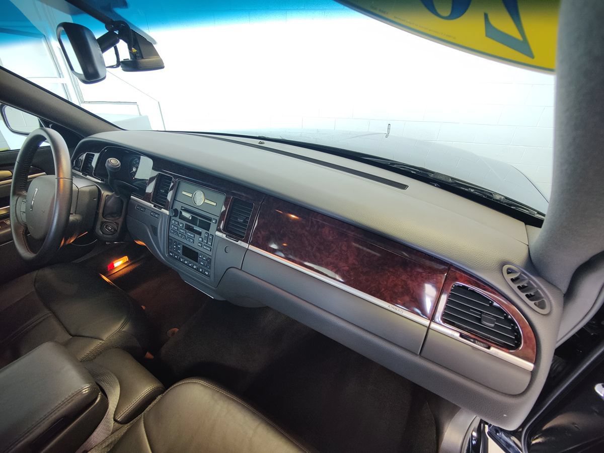 Used 2011 Lincoln Town Car Executive L RWD image 13