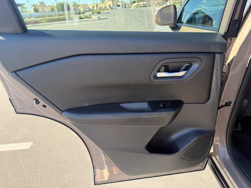Used 2025 Nissan Rogue SV FWD image 11