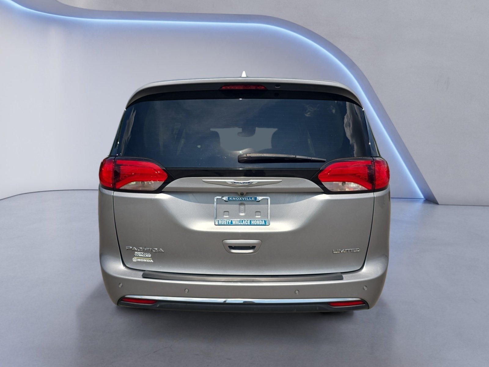 Used 2020 Chrysler Pacifica Limited w/ Advanced Safetytec Group FWD image 4