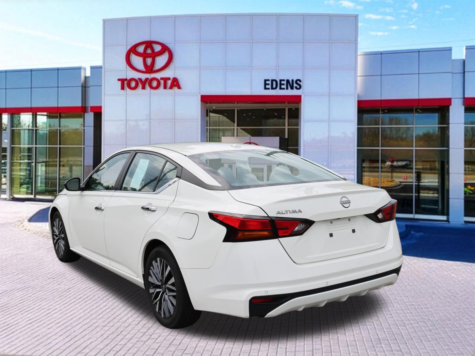 Used 2025 Nissan Altima 2.5 SV FWD image 7
