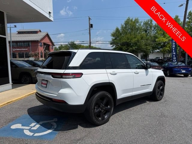 Used 2023 Jeep Grand Cherokee Altitude AWD/4WD image 7
