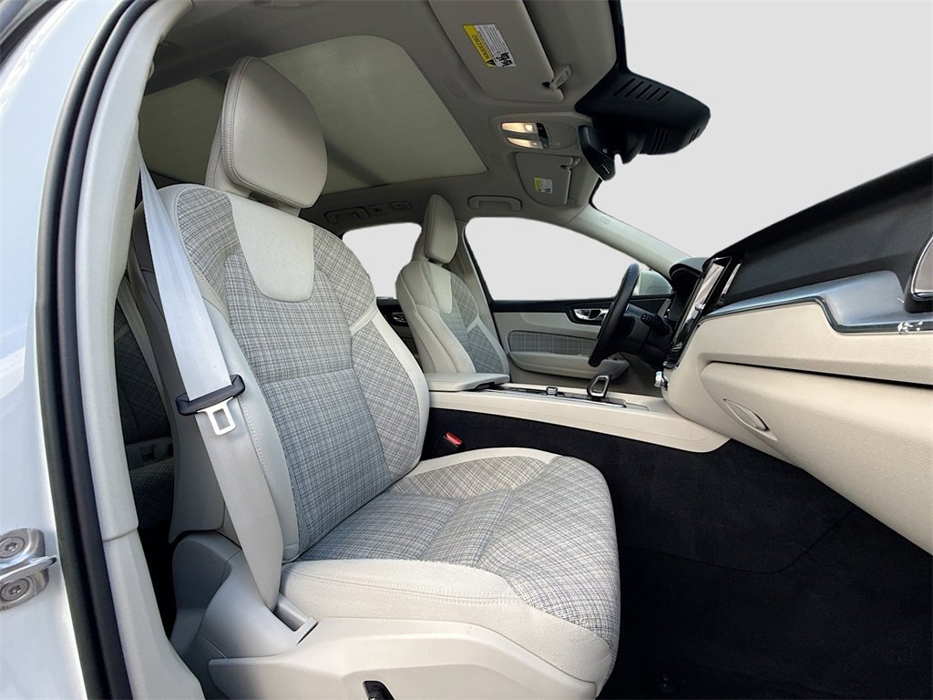 Used 2022 Volvo XC60 B5 Momentum image 31