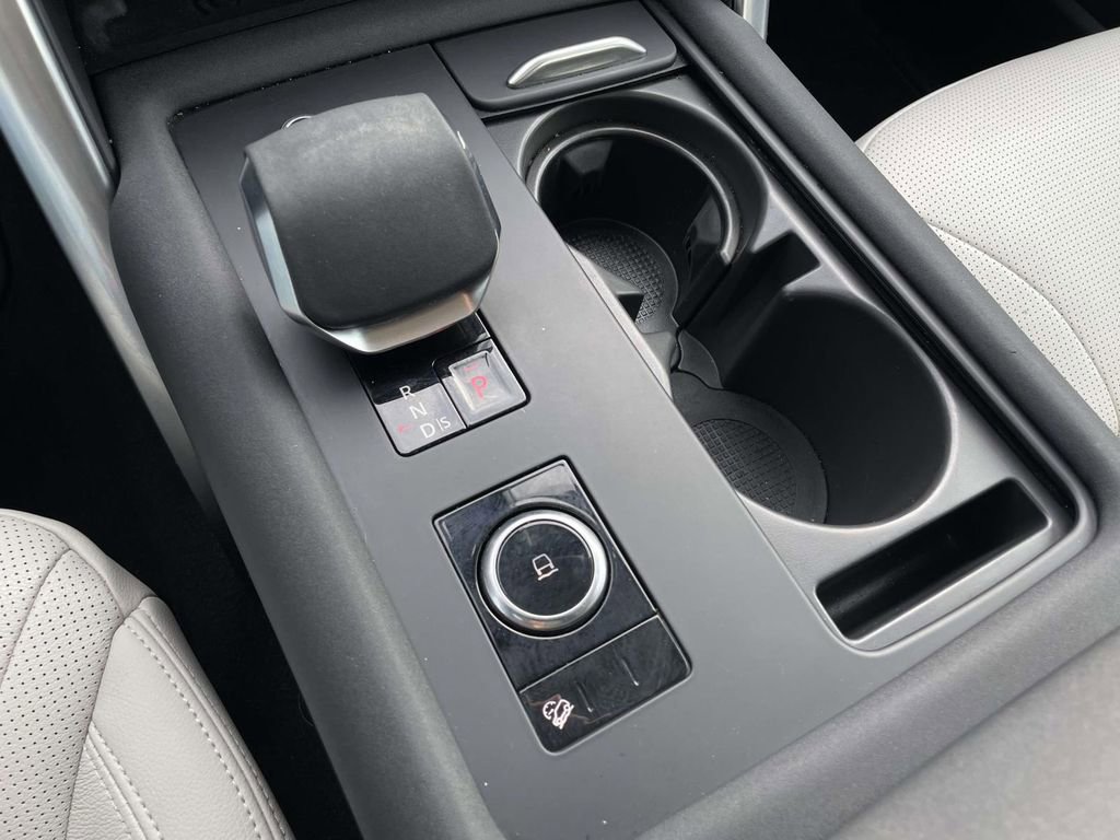 Used 2025 Land Rover Discovery S image 23