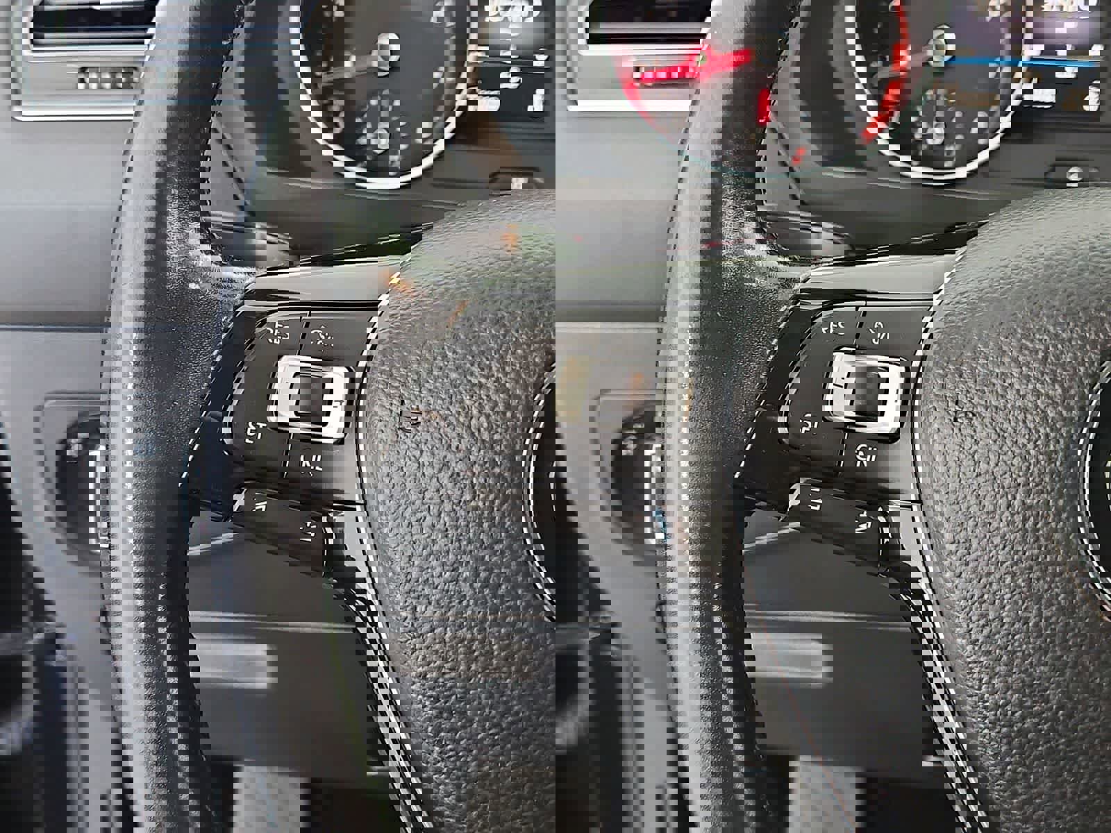 Used 2018 Volkswagen Tiguan SE image 23