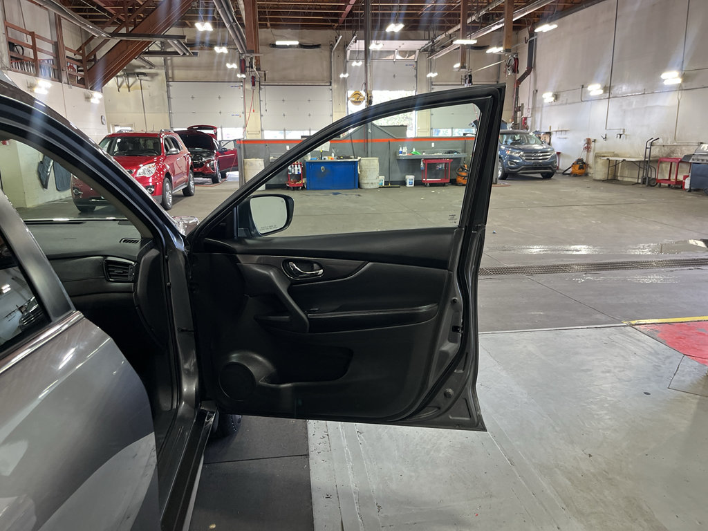 Used 2018 Nissan Rogue S AWD/4WD image 27