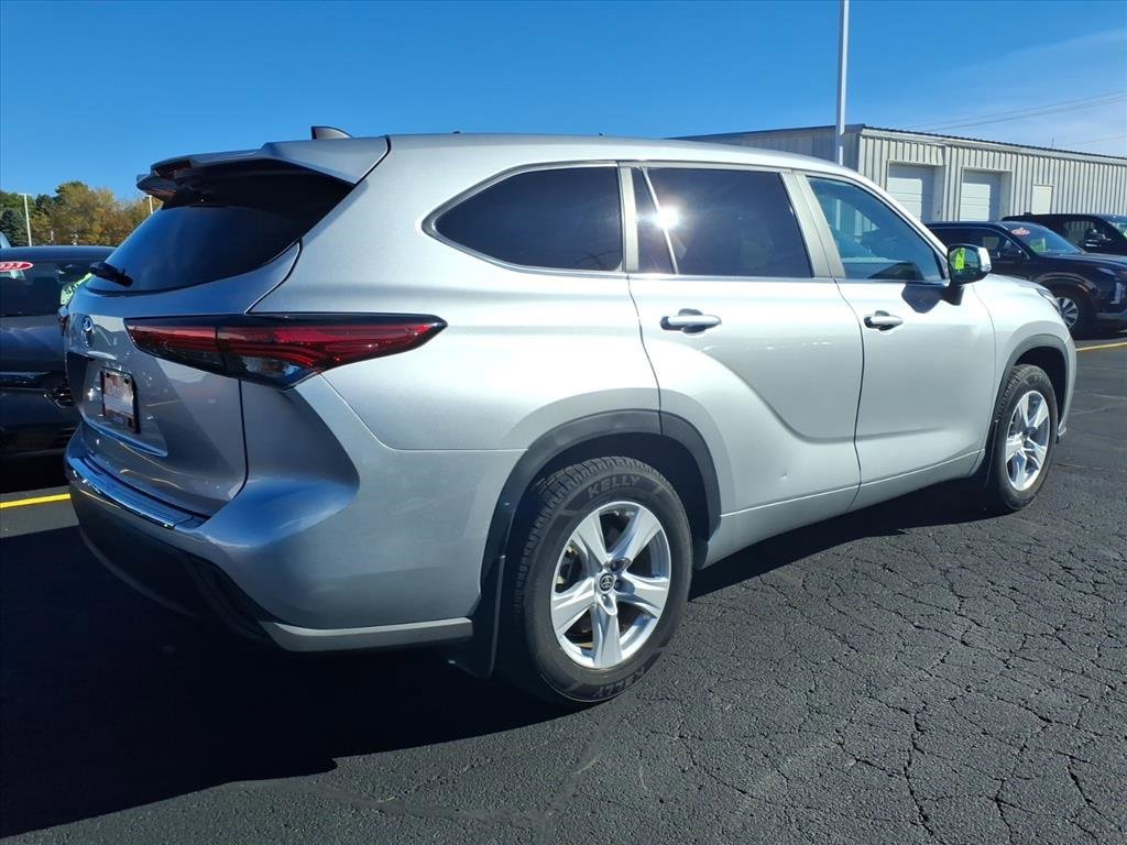 Used 2023 Toyota Highlander L image 3