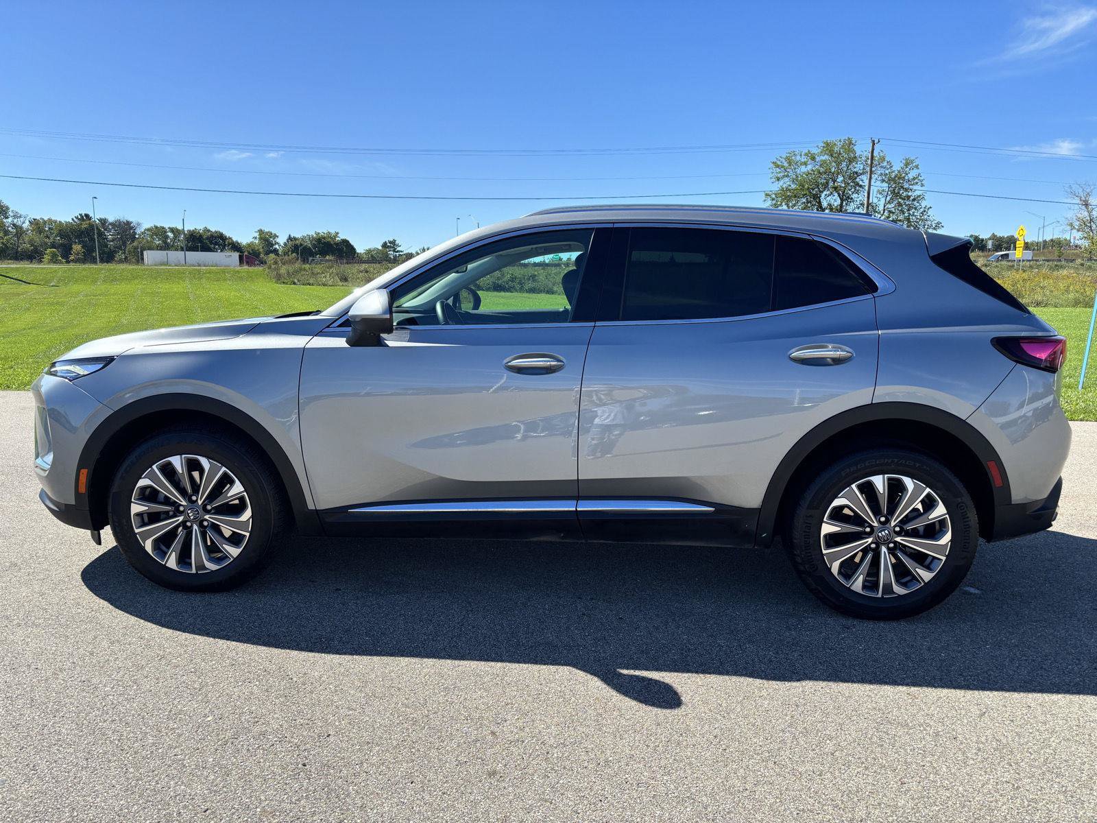 Used 2025 Buick Envision Preferred AWD/4WD image 2