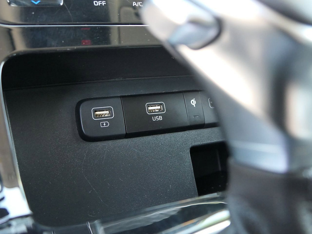 Used 2024 Kia Carnival EX FWD image 22