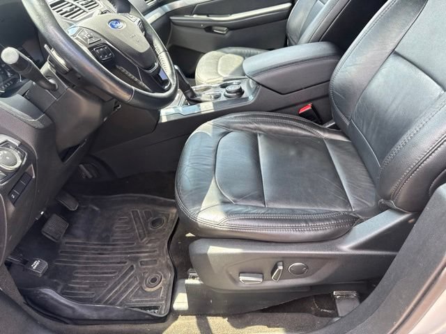 Used 2017 Ford Explorer XLT w/ Equipment Group 202A AWD/4WD image 17