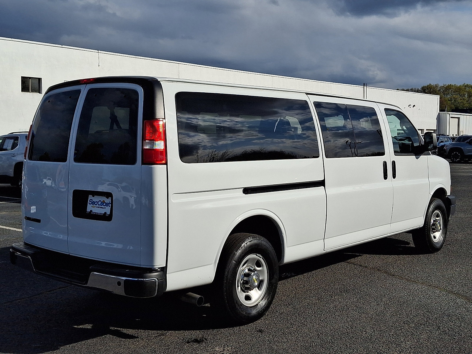 Used 2024 Chevrolet Express 3500 LT w/ LT Preferred Equipment Group RWD image 7