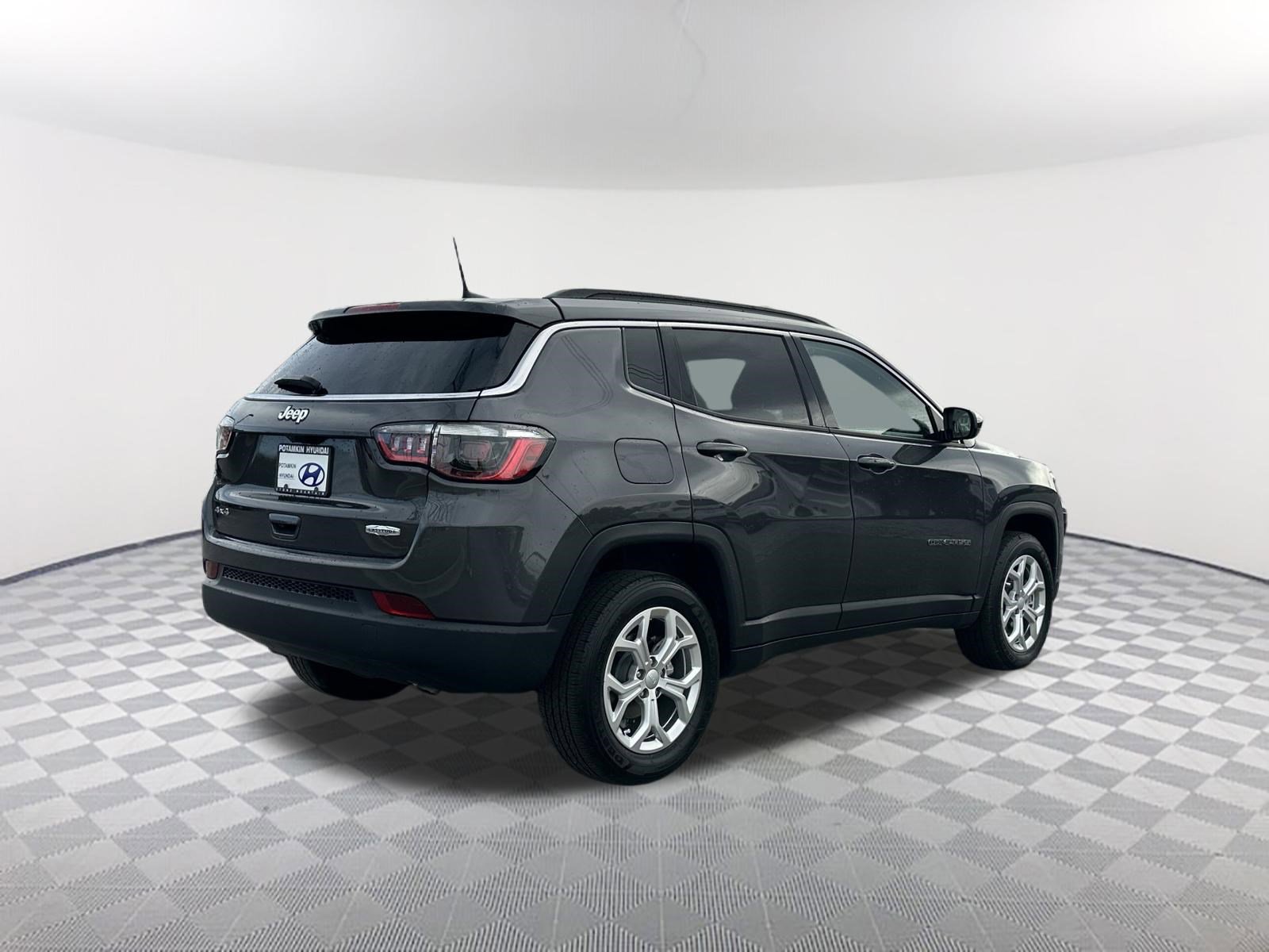 Used 2024 Jeep Compass Latitude w/ Sun and Sound Group image 7