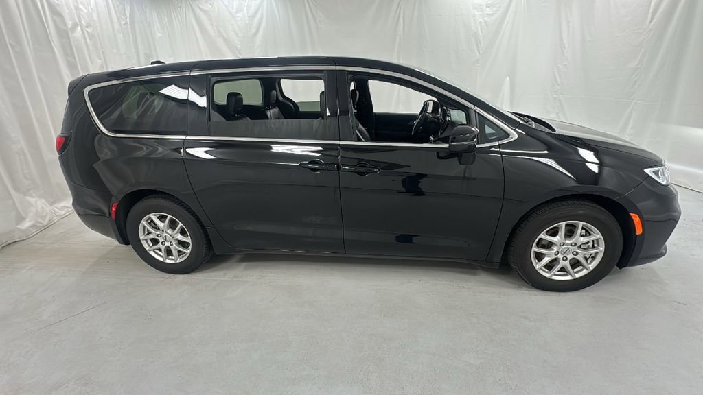 Used 2025 Chrysler Pacifica Select FWD image 2