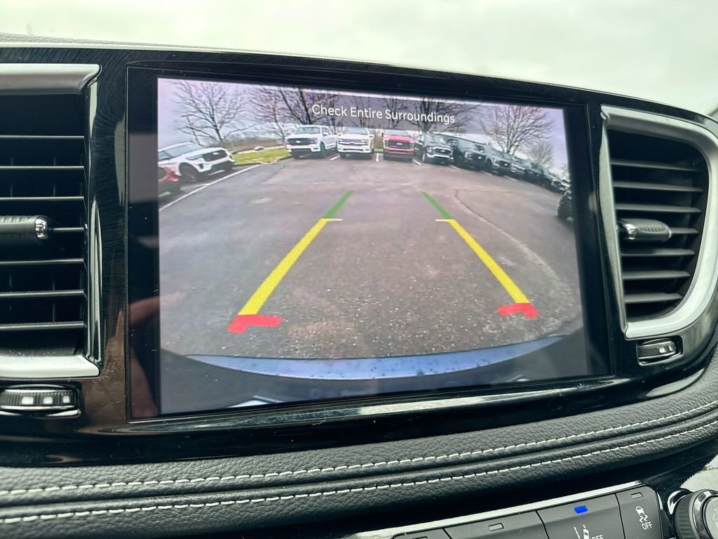 Used 2025 Chrysler Pacifica Limited image 16