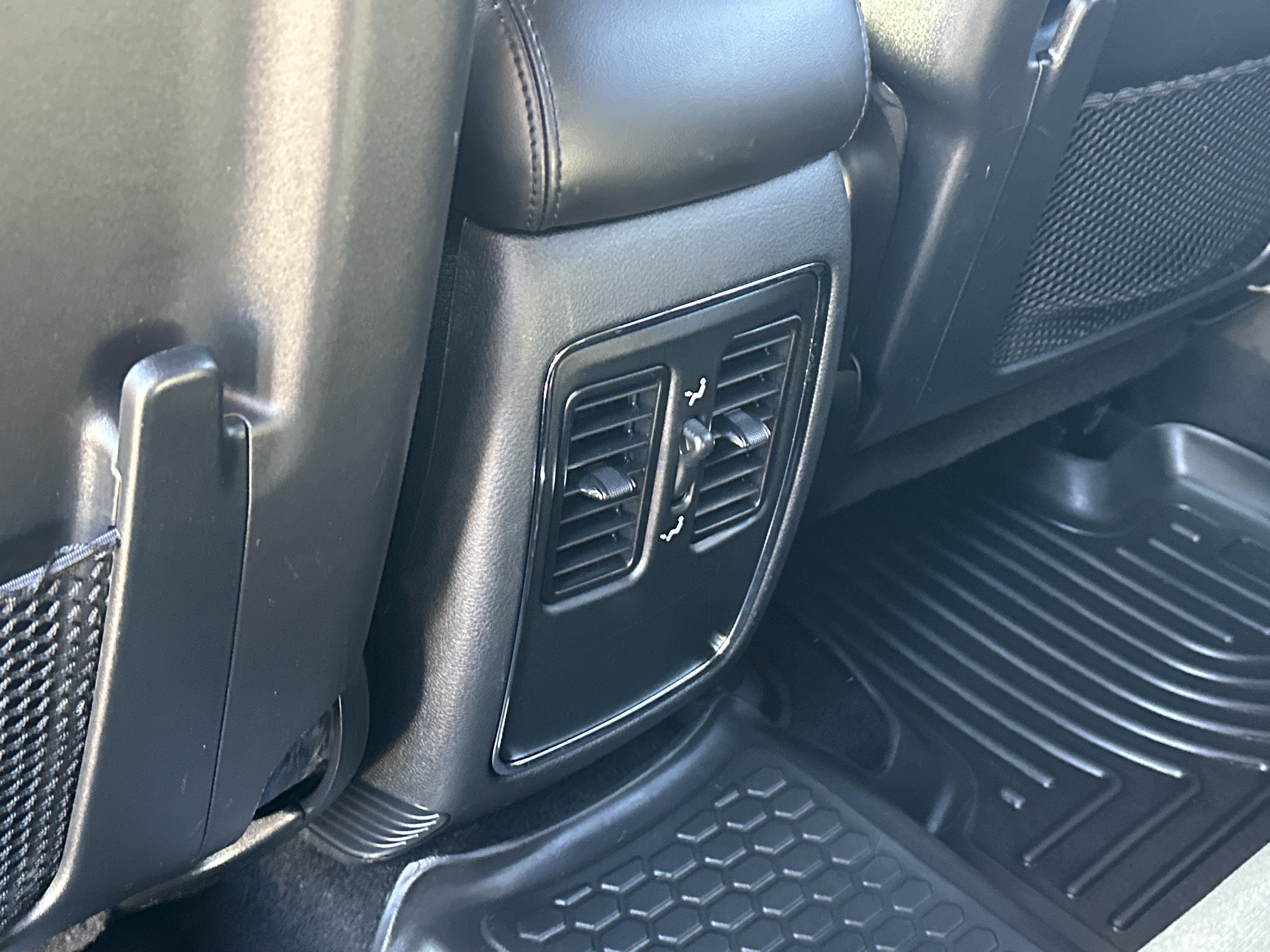 Used 2020 Jeep Grand Cherokee Laredo AWD/4WD image 13