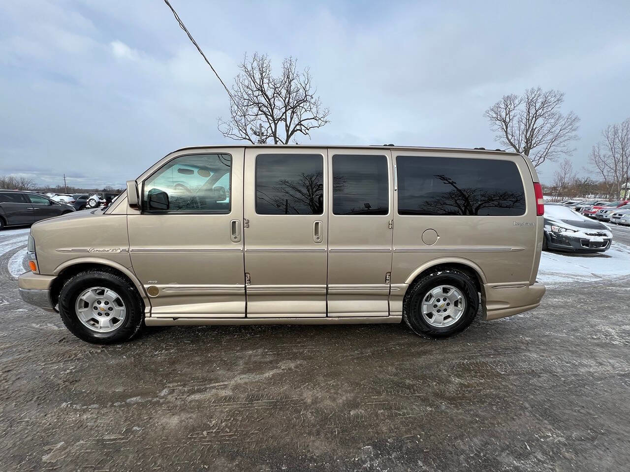 Used 2010 Chevrolet Express 1500 AWD w/ Preferred Equipment Group image 4