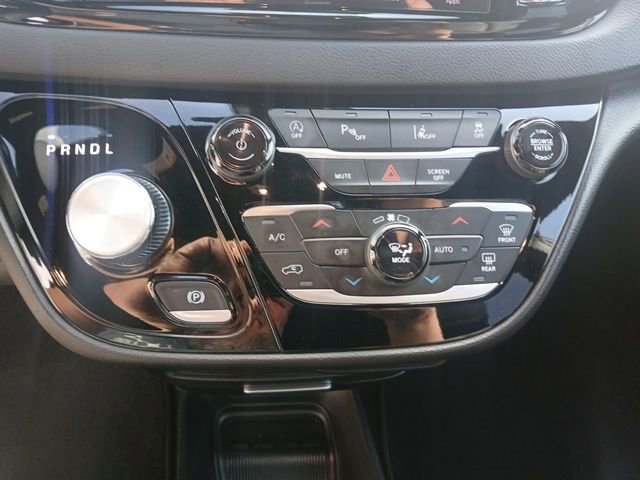 Used 2025 Chrysler Pacifica Select image 38