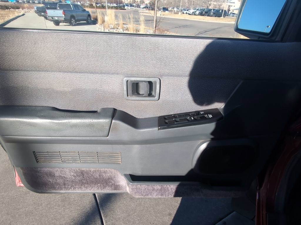 Used 1995 Nissan Pathfinder LE image 9