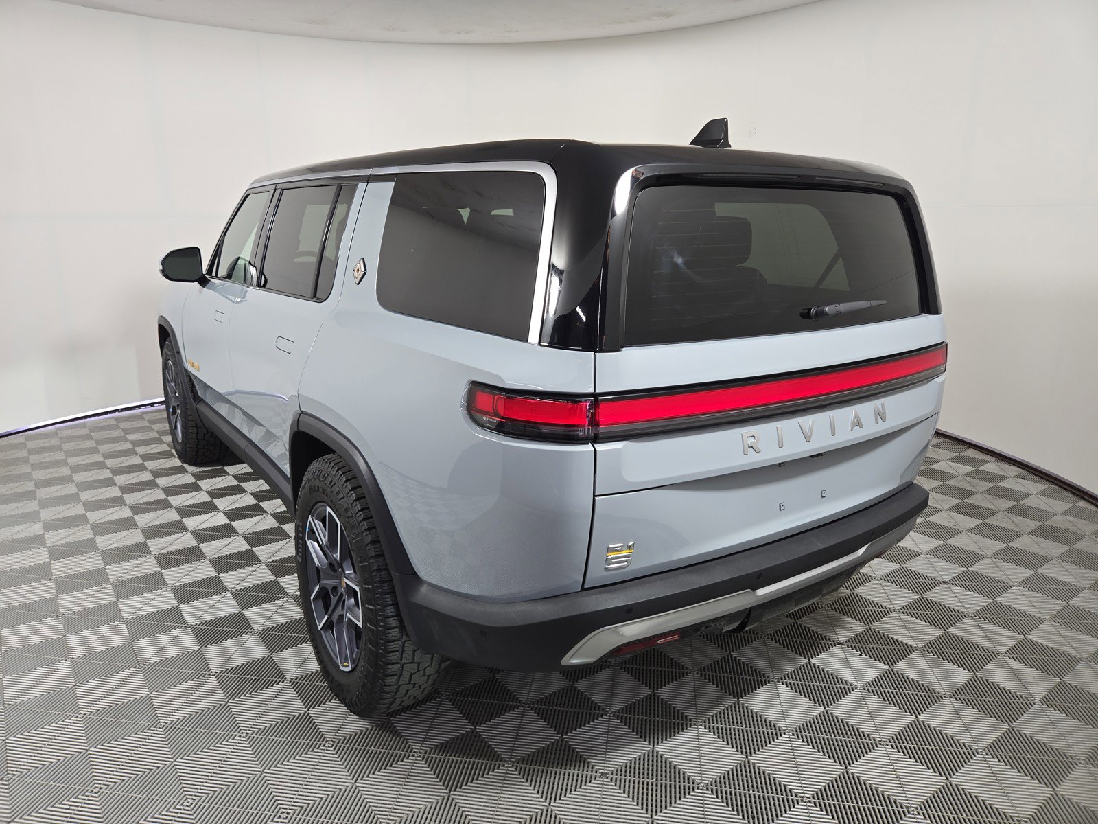 Used 2023 Rivian R1S Adventure AWD/4WD image 3
