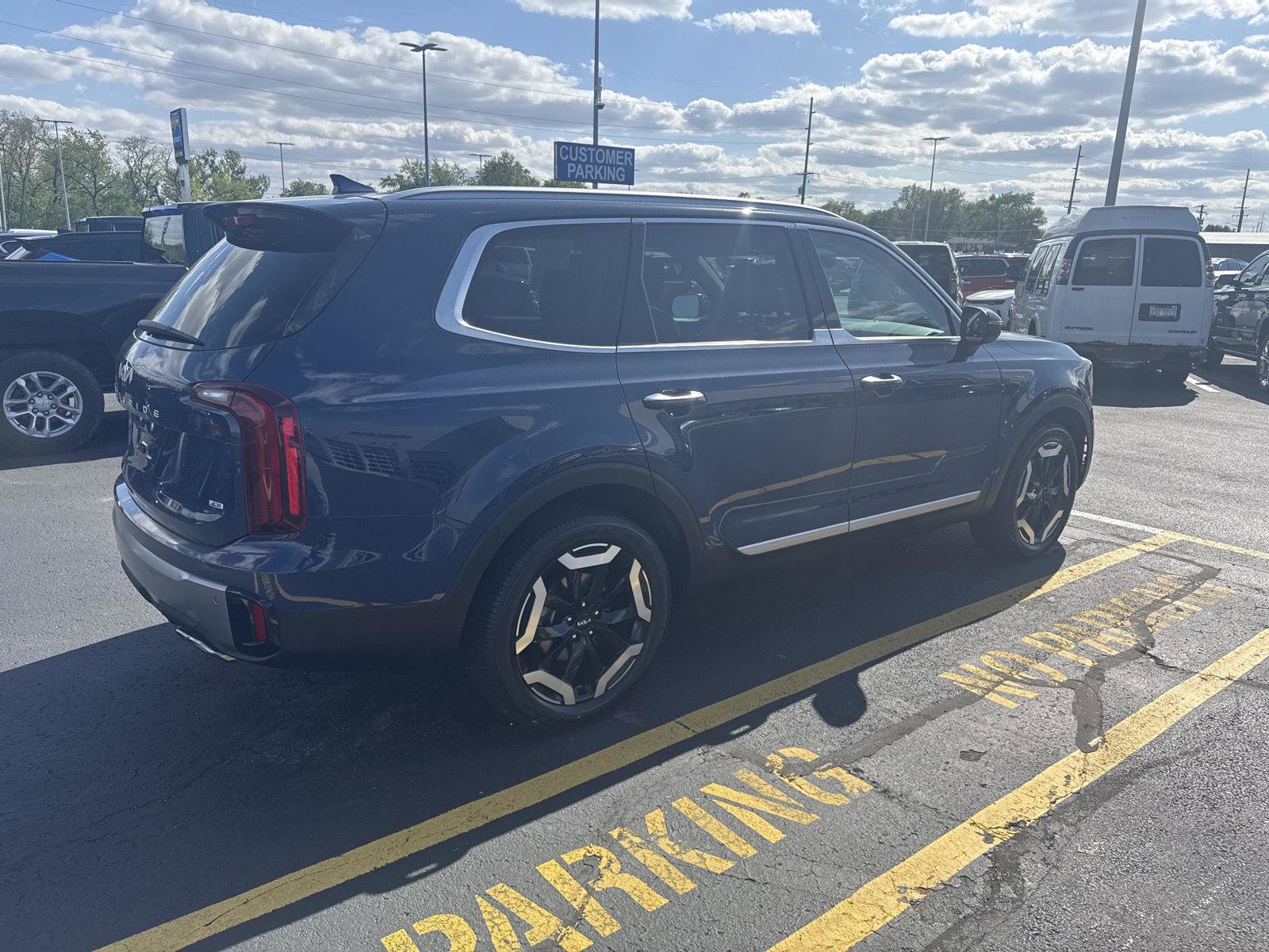 Used 2025 Kia Telluride S AWD/4WD image 3