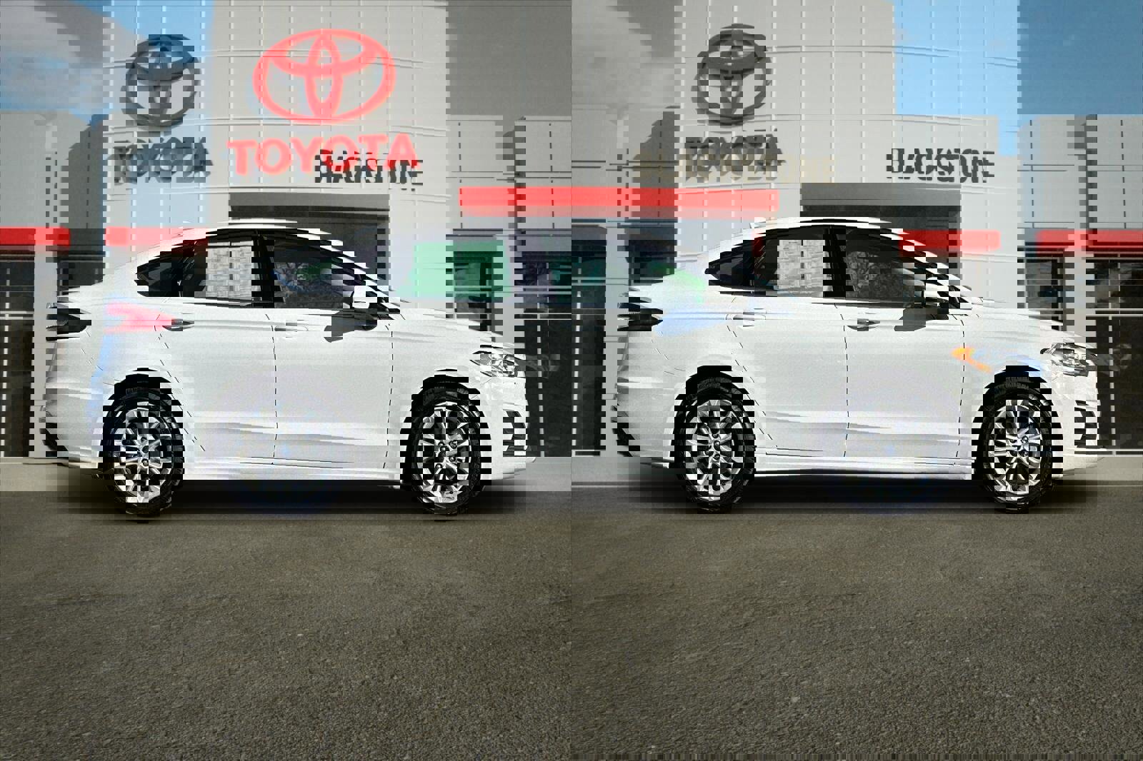 Used 2020 Ford Fusion SE image 2