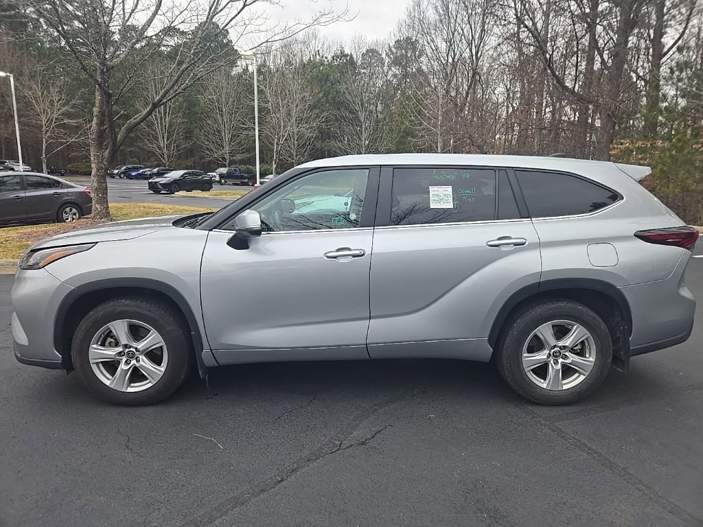Used 2024 Toyota Highlander LE image 1
