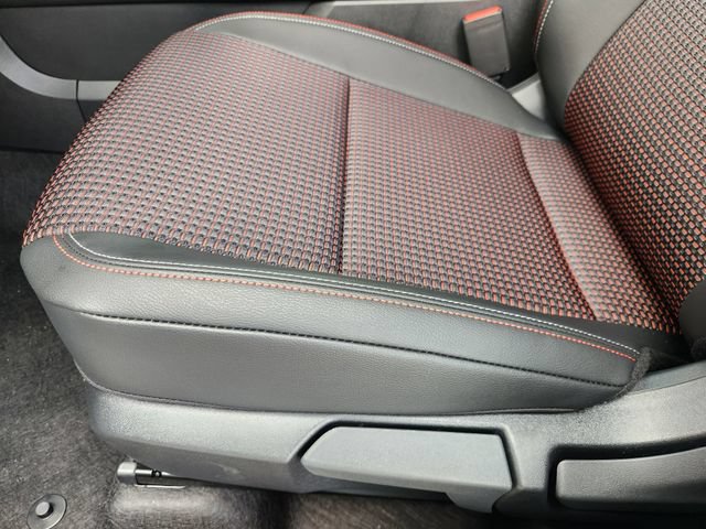 New 2025 Nissan Kicks SR FWD image 18