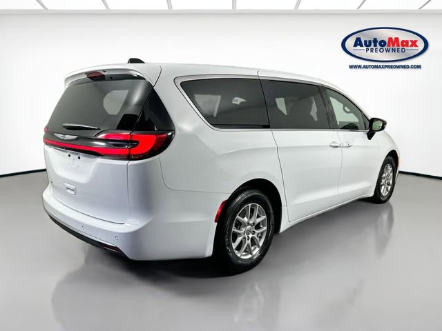 Used 2025 Chrysler Pacifica Select image 2