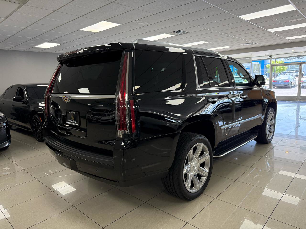 Used 2018 Cadillac Escalade Luxury AWD/4WD image 2