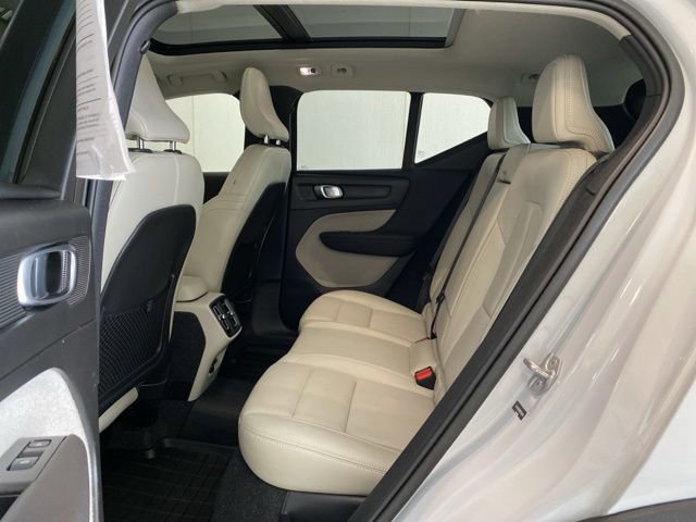 Used 2021 Volvo XC40 T5 Momentum image 13