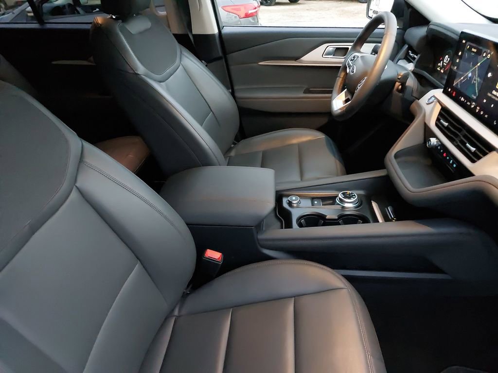 Used 2025 Ford Explorer Active w/ Active Comfort Package image 10