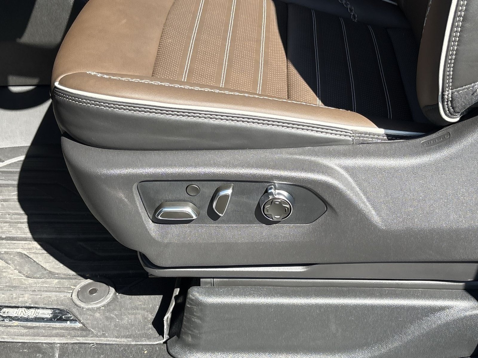 New 2026 GMC Yukon Denali Ultimate w/ LPO, Floor Liner Package AWD/4WD image 14