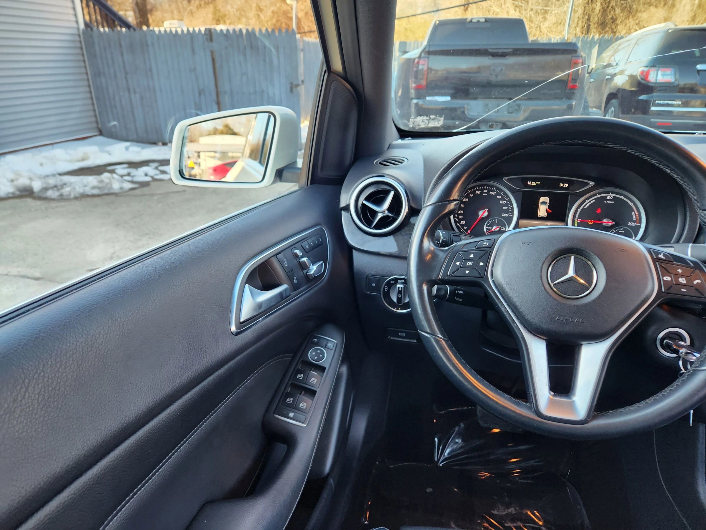 Used 2017 Mercedes-Benz B 250e image 32