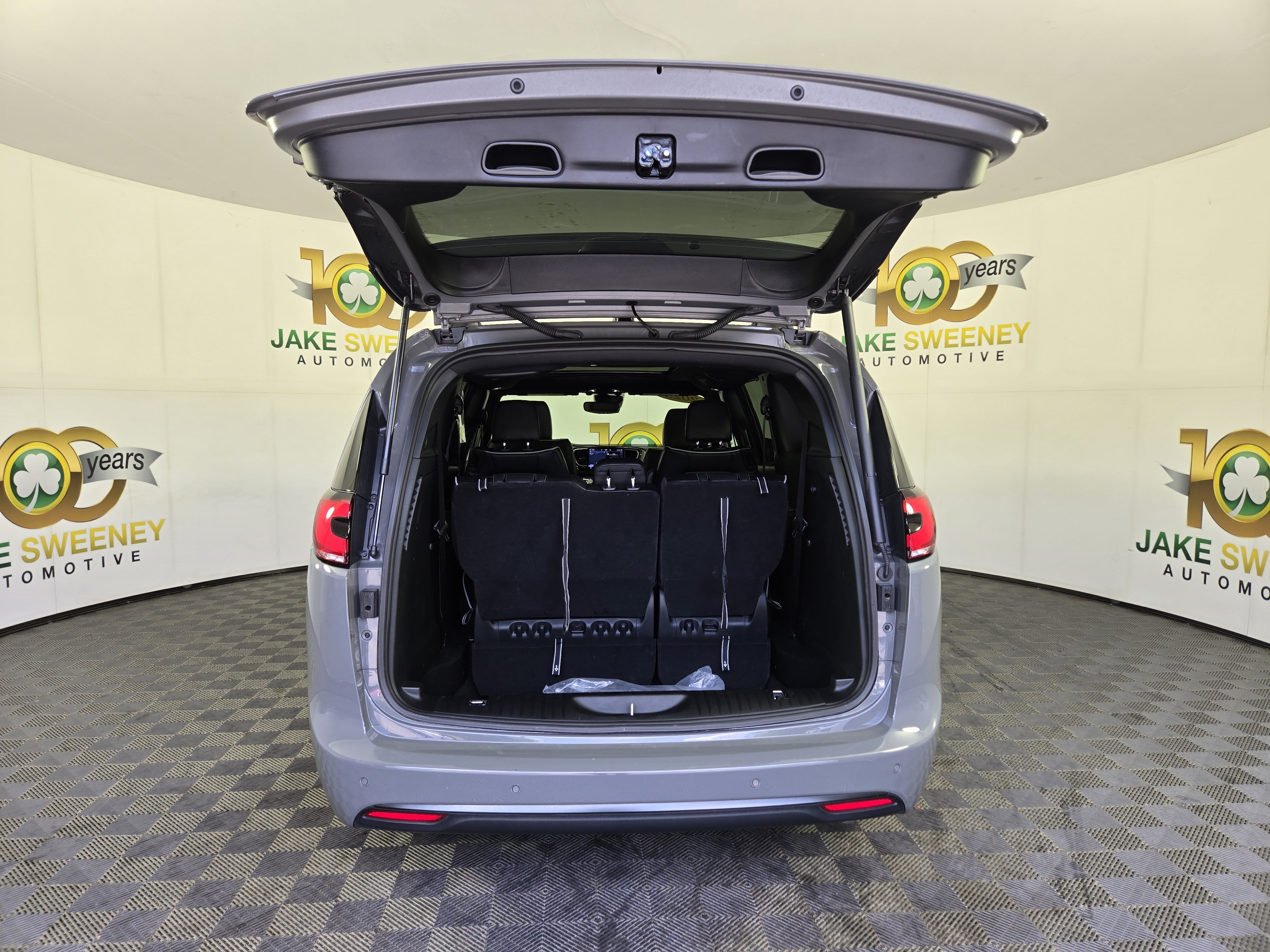 Used 2025 Chrysler Pacifica Limited FWD image 36