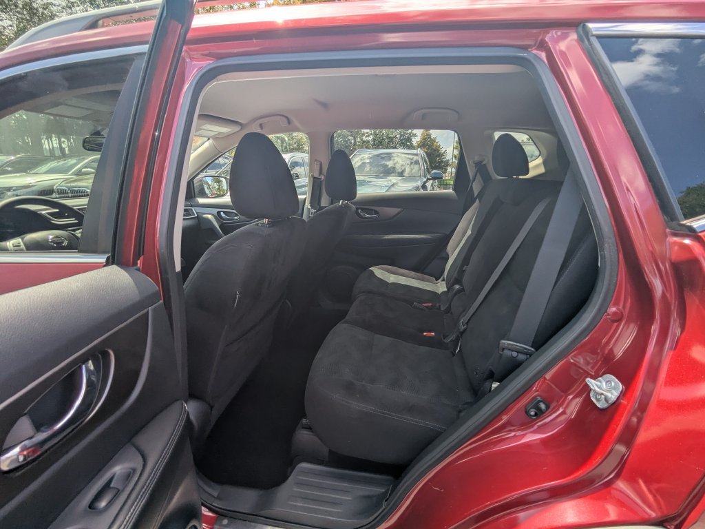 Used 2015 Nissan Rogue SV FWD image 25