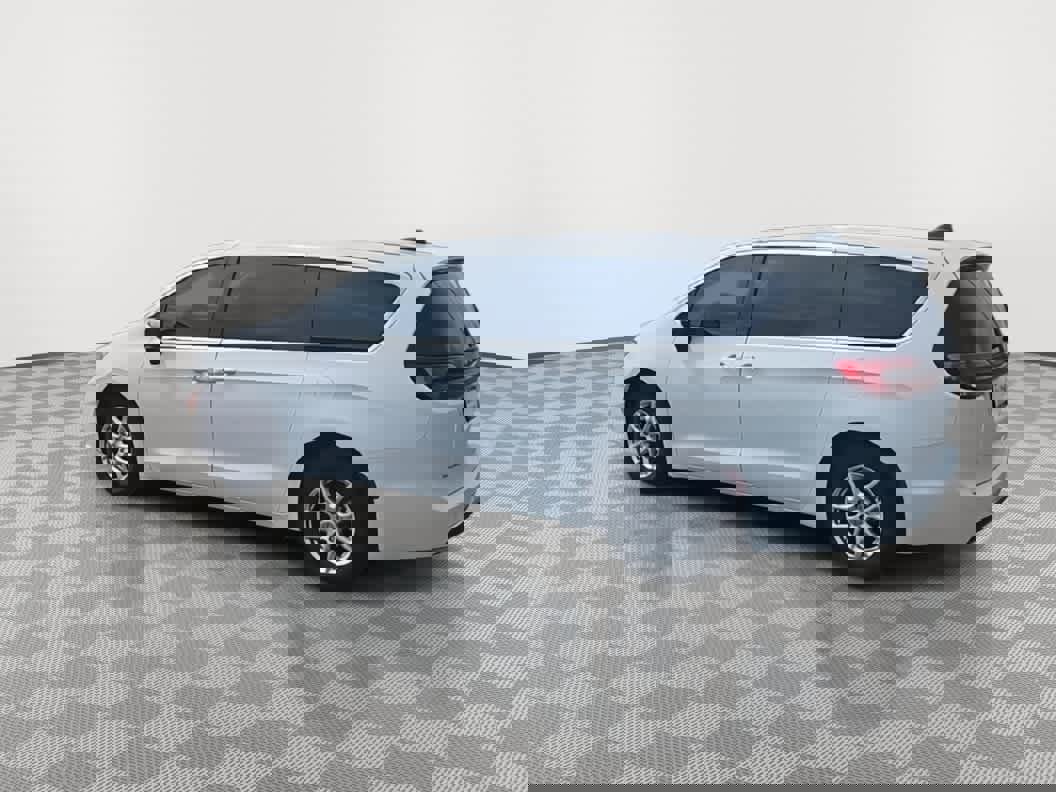 Used 2023 Chrysler Pacifica Touring-L image 6