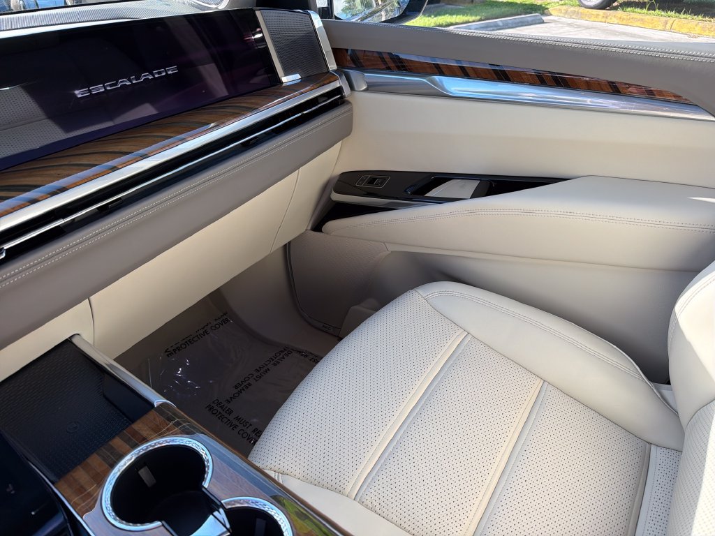Used 2025 Cadillac Escalade ESV Sport Platinum w/ LPO, Floor Liner Package AWD/4WD image 30