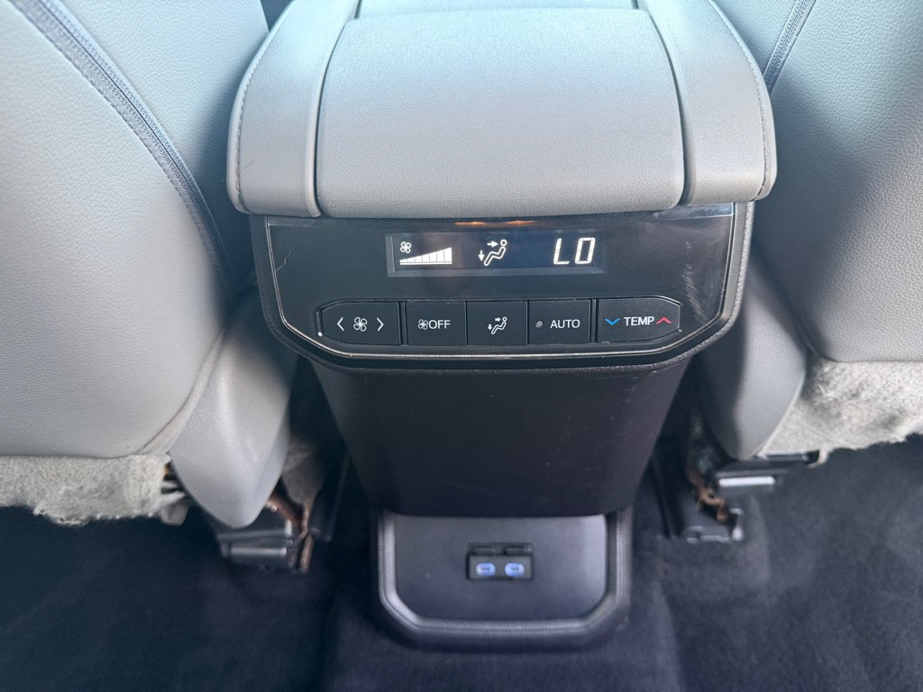 Used 2022 Toyota Highlander XLE AWD/4WD image 22