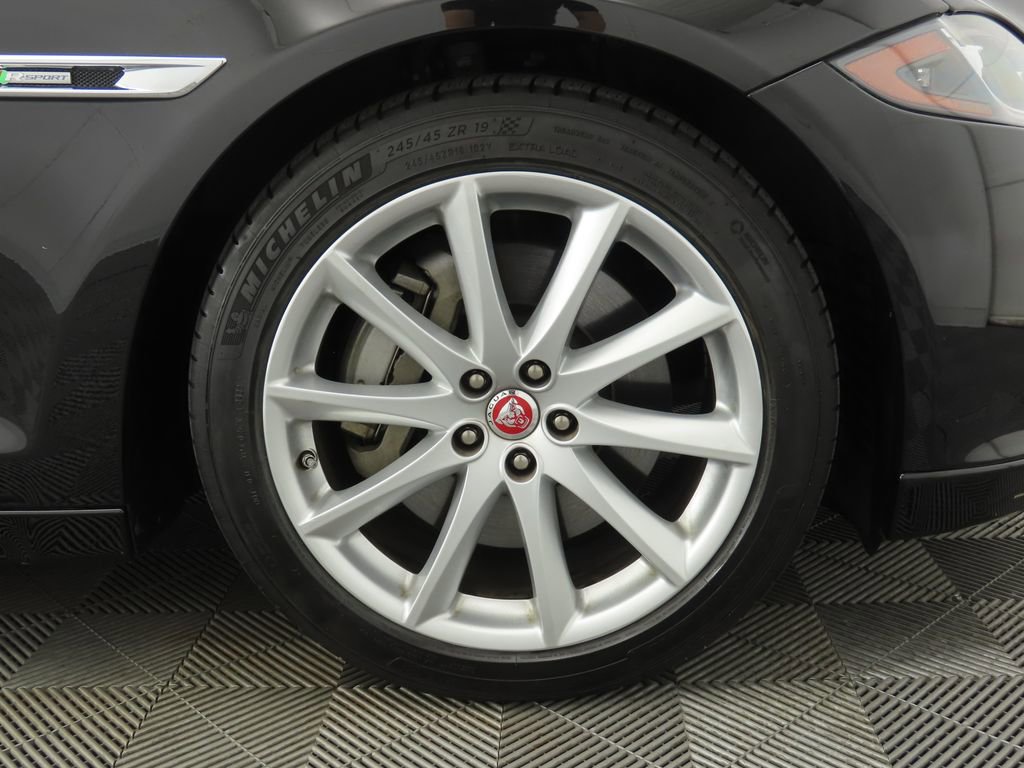 Used 2019 Jaguar XJ R-Sport image 34